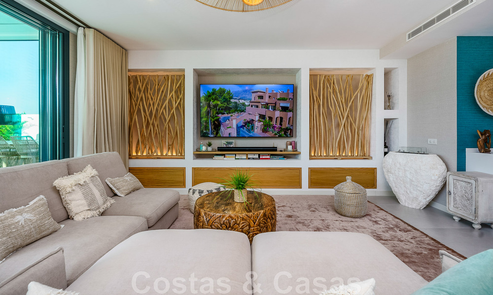 Se vende villa lista para entrar a vivir con arquitectura contemporánea en una comunidad de villas segura en la frontera de Mijas y Marbella 46375