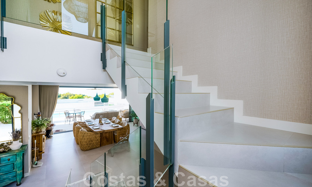 Se vende villa lista para entrar a vivir con arquitectura contemporánea en una comunidad de villas segura en la frontera de Mijas y Marbella 46376
