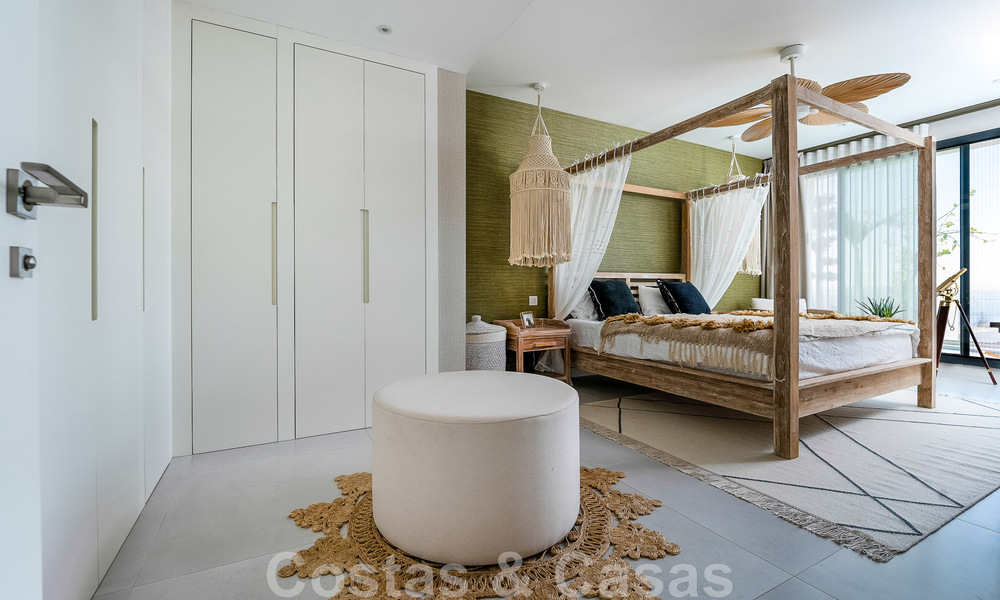 Se vende villa lista para entrar a vivir con arquitectura contemporánea en una comunidad de villas segura en la frontera de Mijas y Marbella 46377