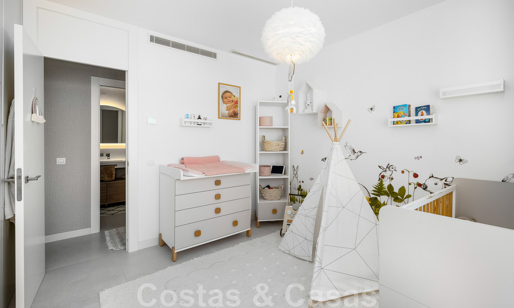 Se vende villa lista para entrar a vivir con arquitectura contemporánea en una comunidad de villas segura en la frontera de Mijas y Marbella 46378