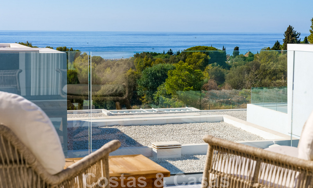 Se vende villa lista para entrar a vivir con arquitectura contemporánea en una comunidad de villas segura en la frontera de Mijas y Marbella 46381