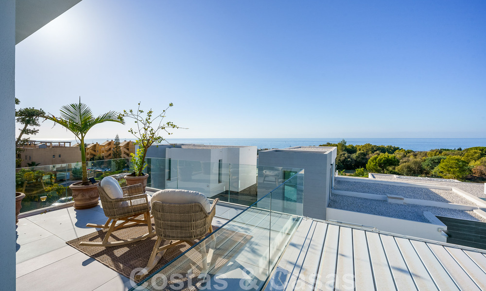 Se vende villa lista para entrar a vivir con arquitectura contemporánea en una comunidad de villas segura en la frontera de Mijas y Marbella 46382