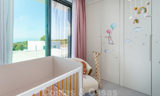 Se vende villa lista para entrar a vivir con arquitectura contemporánea en una comunidad de villas segura en la frontera de Mijas y Marbella 46386 