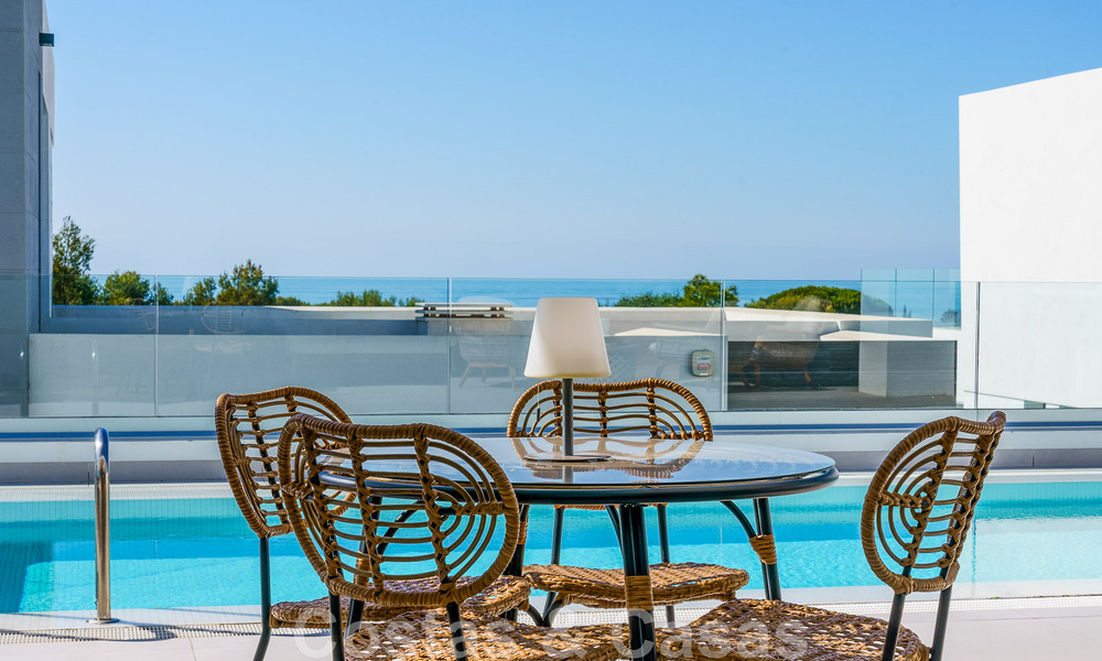 Se vende villa lista para entrar a vivir con arquitectura contemporánea en una comunidad de villas segura en la frontera de Mijas y Marbella 46387