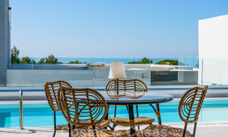 Se vende villa lista para entrar a vivir con arquitectura contemporánea en una comunidad de villas segura en la frontera de Mijas y Marbella 46387 