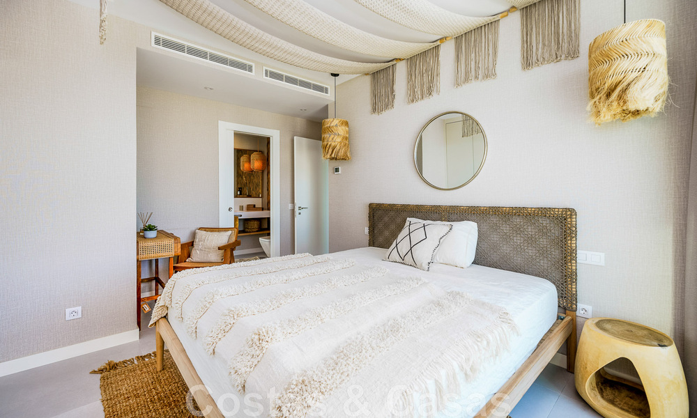 Se vende villa lista para entrar a vivir con arquitectura contemporánea en una comunidad de villas segura en la frontera de Mijas y Marbella 46395