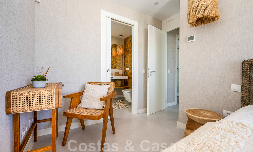 Se vende villa lista para entrar a vivir con arquitectura contemporánea en una comunidad de villas segura en la frontera de Mijas y Marbella 46396