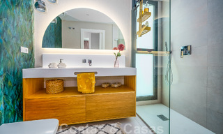 Se vende villa lista para entrar a vivir con arquitectura contemporánea en una comunidad de villas segura en la frontera de Mijas y Marbella 46398 