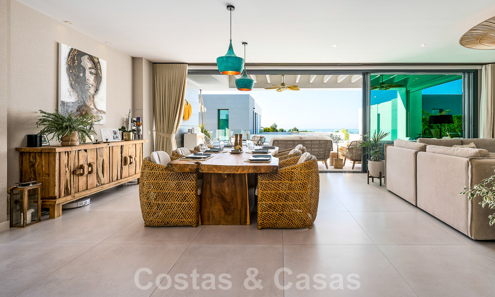 Se vende villa lista para entrar a vivir con arquitectura contemporánea en una comunidad de villas segura en la frontera de Mijas y Marbella 46399