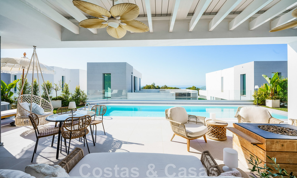 Se vende villa lista para entrar a vivir con arquitectura contemporánea en una comunidad de villas segura en la frontera de Mijas y Marbella 46400