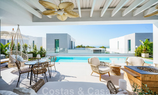 Se vende villa lista para entrar a vivir con arquitectura contemporánea en una comunidad de villas segura en la frontera de Mijas y Marbella 46400 