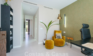Se vende villa lista para entrar a vivir con arquitectura contemporánea en una comunidad de villas segura en la frontera de Mijas y Marbella 46404 