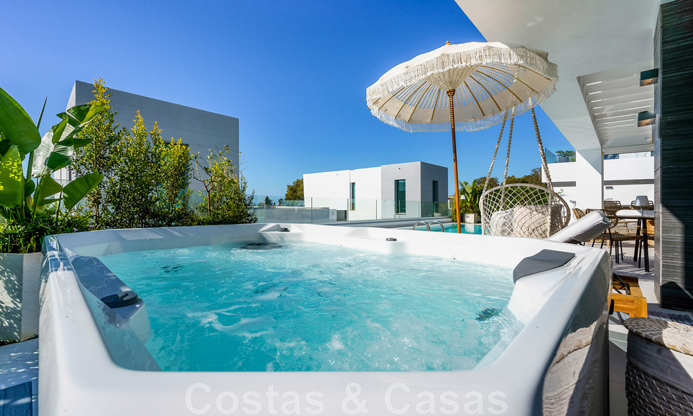 Se vende villa lista para entrar a vivir con arquitectura contemporánea en una comunidad de villas segura en la frontera de Mijas y Marbella 46406