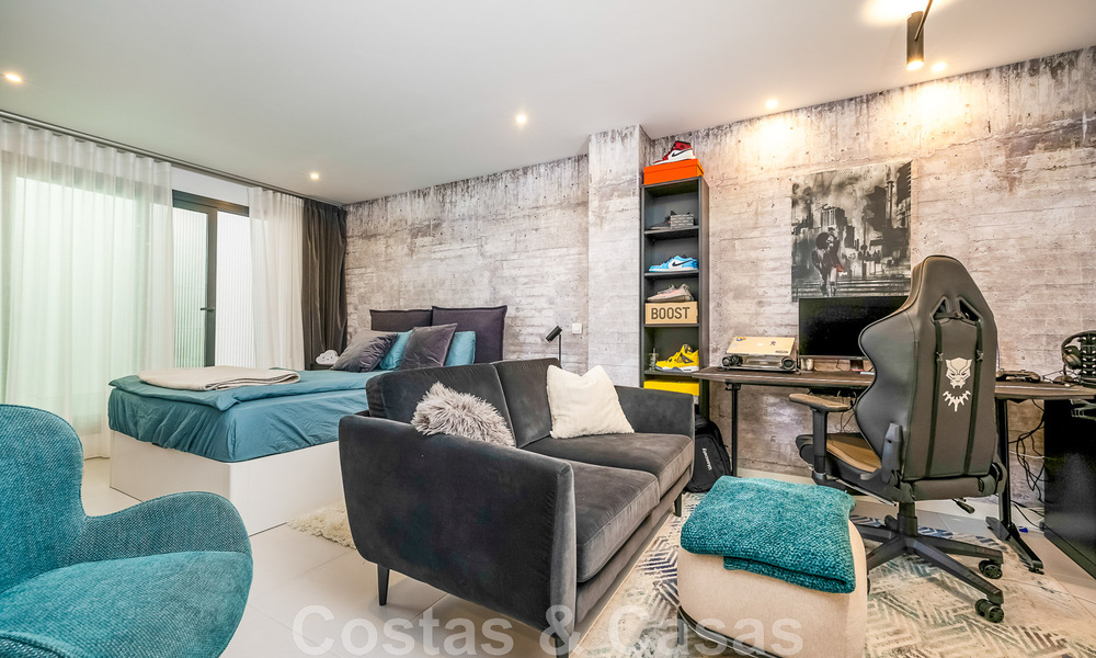 Se vende villa lista para entrar a vivir con arquitectura contemporánea en una comunidad de villas segura en la frontera de Mijas y Marbella 46407