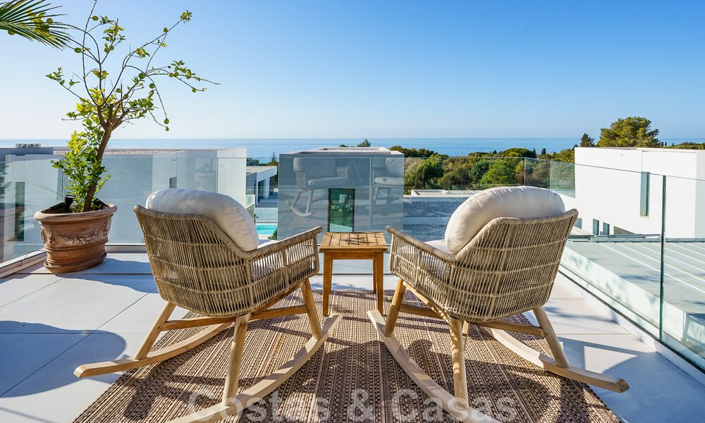 Se vende villa lista para entrar a vivir con arquitectura contemporánea en una comunidad de villas segura en la frontera de Mijas y Marbella 46409