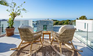 Se vende villa lista para entrar a vivir con arquitectura contemporánea en una comunidad de villas segura en la frontera de Mijas y Marbella 46409 