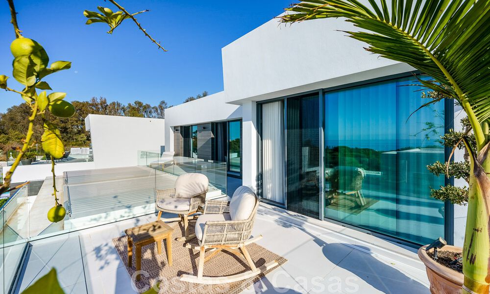 Se vende villa lista para entrar a vivir con arquitectura contemporánea en una comunidad de villas segura en la frontera de Mijas y Marbella 46410