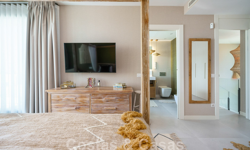 Se vende villa lista para entrar a vivir con arquitectura contemporánea en una comunidad de villas segura en la frontera de Mijas y Marbella 46411