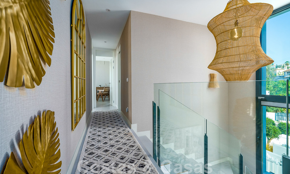 Se vende villa lista para entrar a vivir con arquitectura contemporánea en una comunidad de villas segura en la frontera de Mijas y Marbella 46412