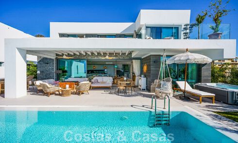 Se vende villa lista para entrar a vivir con arquitectura contemporánea en una comunidad de villas segura en la frontera de Mijas y Marbella 46413