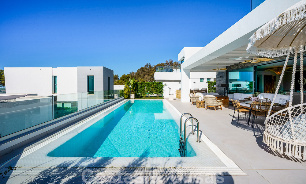Se vende villa lista para entrar a vivir con arquitectura contemporánea en una comunidad de villas segura en la frontera de Mijas y Marbella 46414
