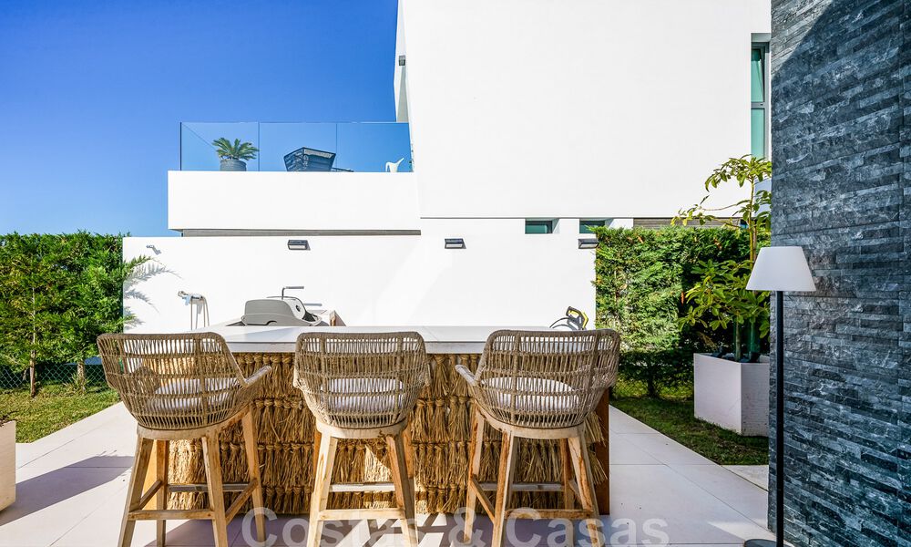 Se vende villa lista para entrar a vivir con arquitectura contemporánea en una comunidad de villas segura en la frontera de Mijas y Marbella 46416