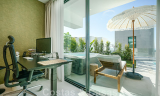 Se vende villa lista para entrar a vivir con arquitectura contemporánea en una comunidad de villas segura en la frontera de Mijas y Marbella 46418 