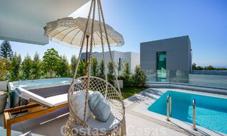 Se vende villa lista para entrar a vivir con arquitectura contemporánea en una comunidad de villas segura en la frontera de Mijas y Marbella 46419 