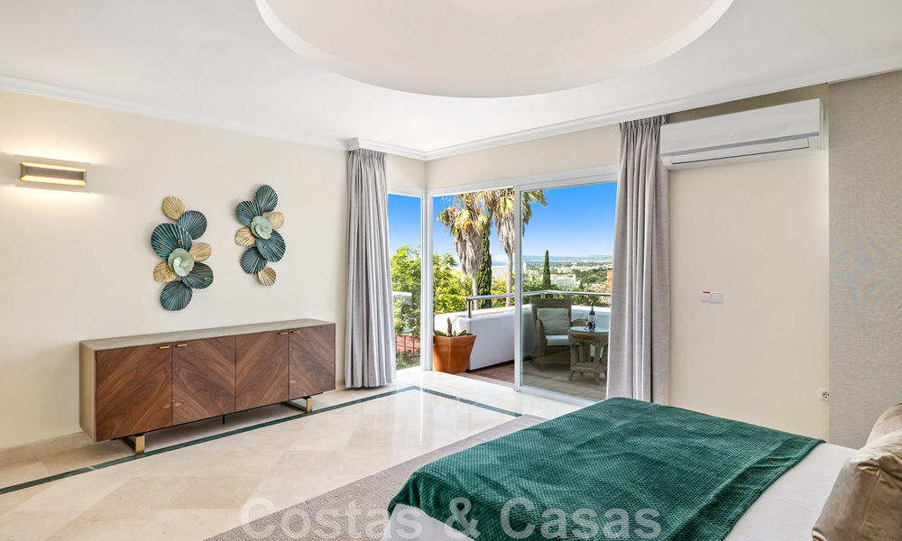 Amplia villa de auténtico estilo arquitectónico mediterráneo en venta con vistas al mar en un resort de golf de cinco estrellas en Benahavís - Marbella 46635