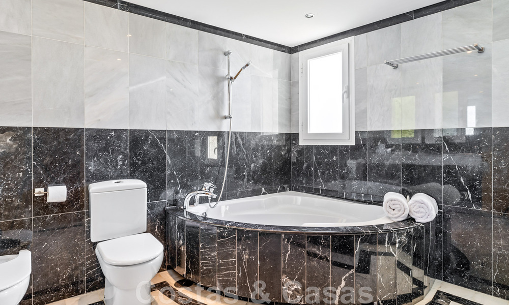 Amplia villa de auténtico estilo arquitectónico mediterráneo en venta con vistas al mar en un resort de golf de cinco estrellas en Benahavís - Marbella 46636