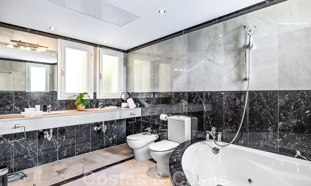 Amplia villa de auténtico estilo arquitectónico mediterráneo en venta con vistas al mar en un resort de golf de cinco estrellas en Benahavís - Marbella 46637