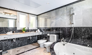 Amplia villa de auténtico estilo arquitectónico mediterráneo en venta con vistas al mar en un resort de golf de cinco estrellas en Benahavís - Marbella 46637 