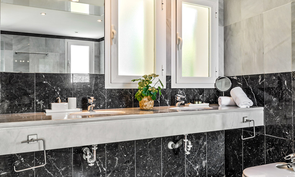 Amplia villa de auténtico estilo arquitectónico mediterráneo en venta con vistas al mar en un resort de golf de cinco estrellas en Benahavís - Marbella 46639