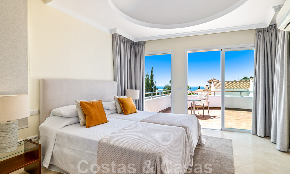 Amplia villa de auténtico estilo arquitectónico mediterráneo en venta con vistas al mar en un resort de golf de cinco estrellas en Benahavís - Marbella 46642