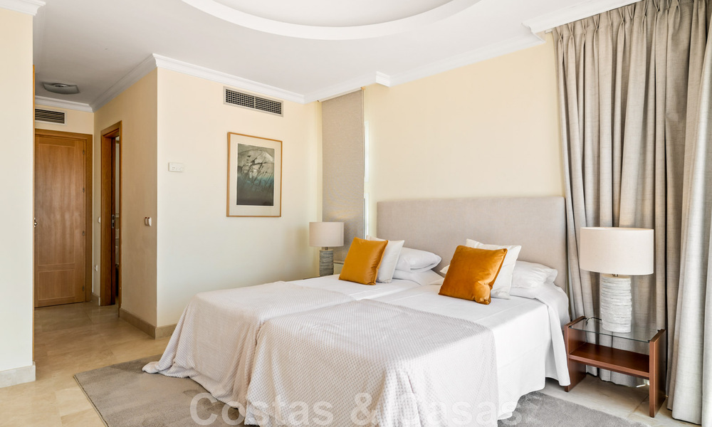 Amplia villa de auténtico estilo arquitectónico mediterráneo en venta con vistas al mar en un resort de golf de cinco estrellas en Benahavís - Marbella 46643