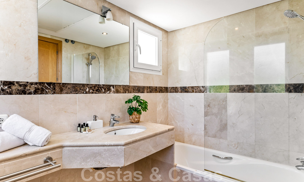 Amplia villa de auténtico estilo arquitectónico mediterráneo en venta con vistas al mar en un resort de golf de cinco estrellas en Benahavís - Marbella 46644