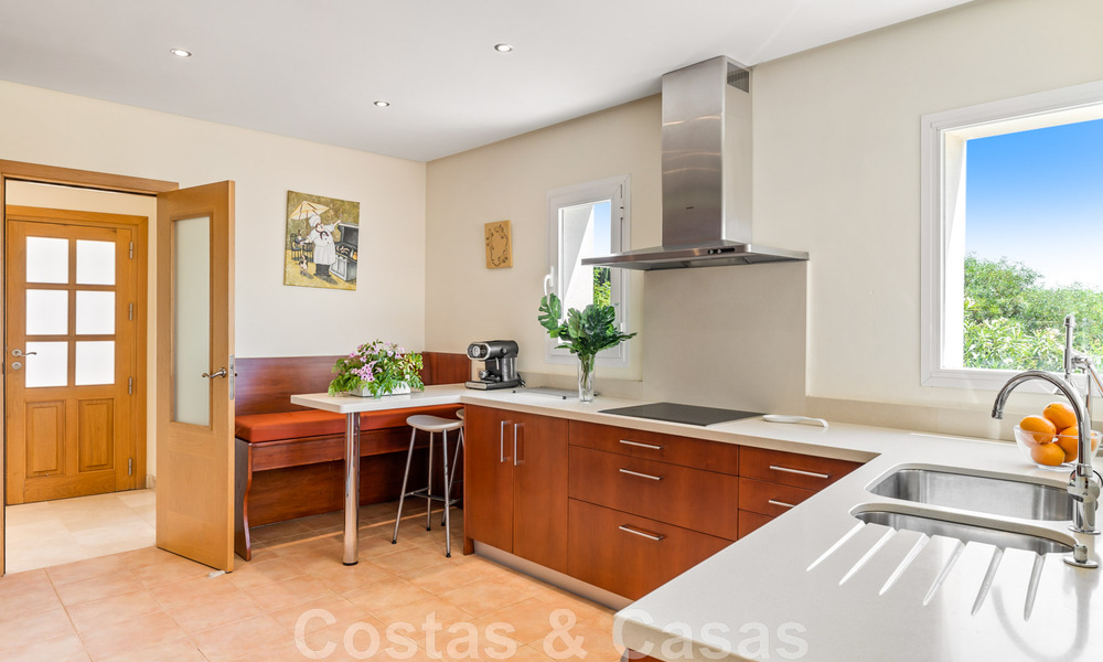 Amplia villa de auténtico estilo arquitectónico mediterráneo en venta con vistas al mar en un resort de golf de cinco estrellas en Benahavís - Marbella 46646