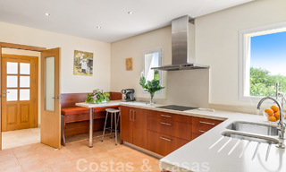 Amplia villa de auténtico estilo arquitectónico mediterráneo en venta con vistas al mar en un resort de golf de cinco estrellas en Benahavís - Marbella 46646 