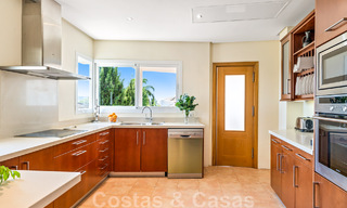 Amplia villa de auténtico estilo arquitectónico mediterráneo en venta con vistas al mar en un resort de golf de cinco estrellas en Benahavís - Marbella 46647 