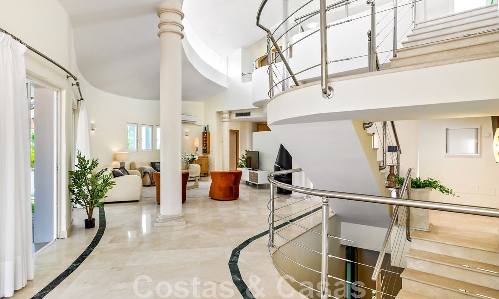 Amplia villa de auténtico estilo arquitectónico mediterráneo en venta con vistas al mar en un resort de golf de cinco estrellas en Benahavís - Marbella 46648