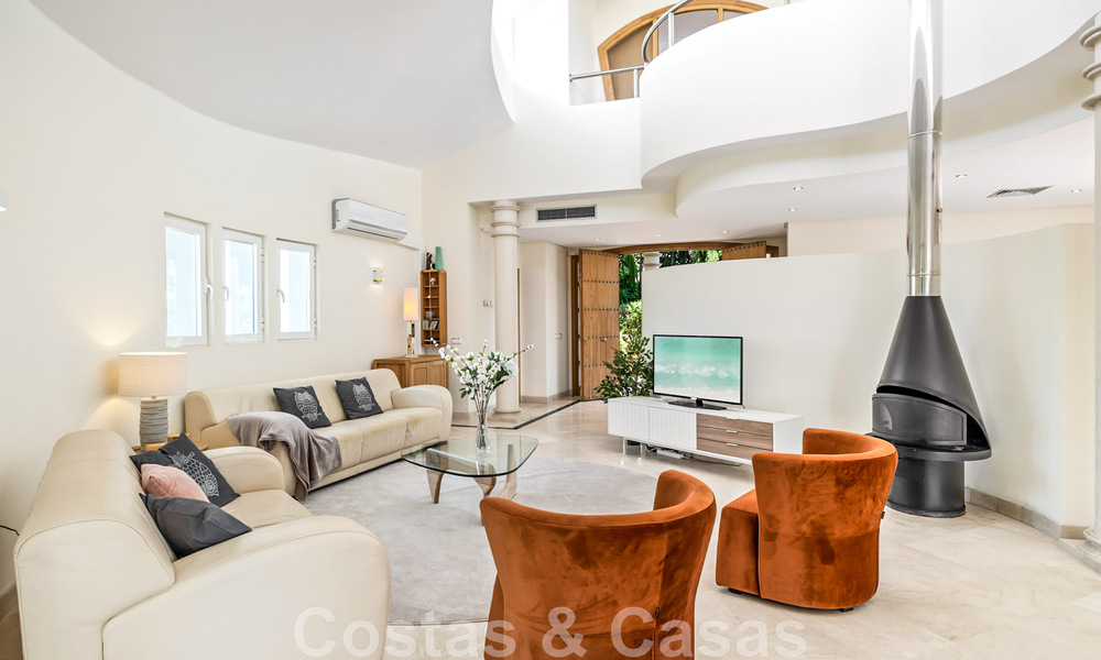 Amplia villa de auténtico estilo arquitectónico mediterráneo en venta con vistas al mar en un resort de golf de cinco estrellas en Benahavís - Marbella 46649