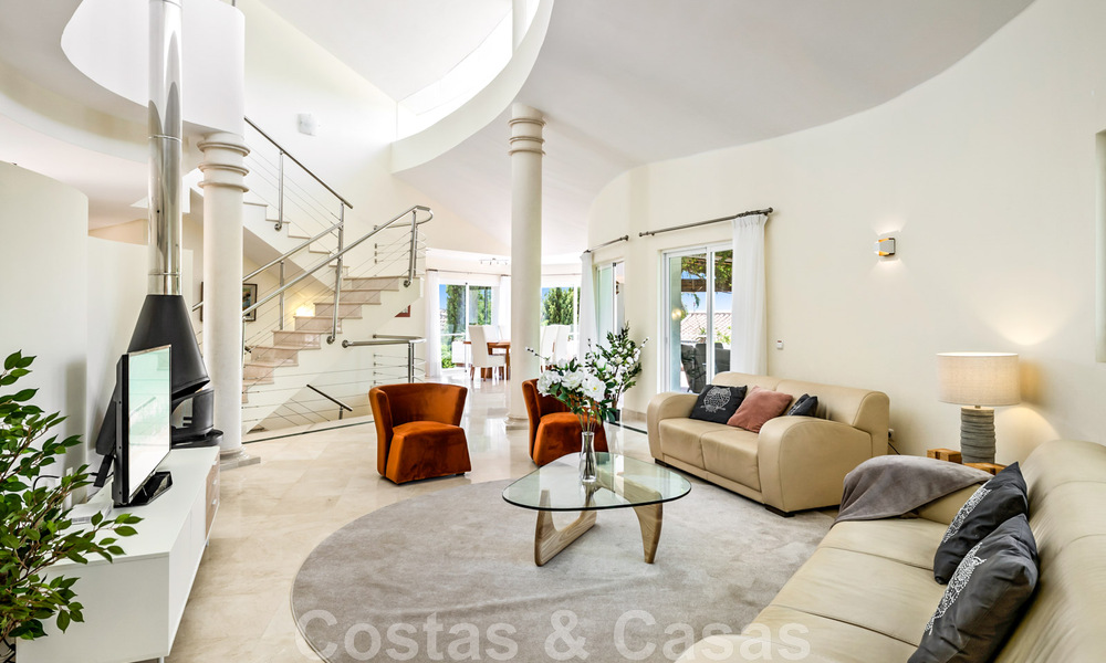 Amplia villa de auténtico estilo arquitectónico mediterráneo en venta con vistas al mar en un resort de golf de cinco estrellas en Benahavís - Marbella 46651