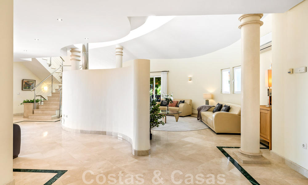 Amplia villa de auténtico estilo arquitectónico mediterráneo en venta con vistas al mar en un resort de golf de cinco estrellas en Benahavís - Marbella 46652