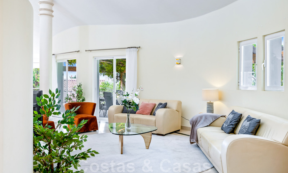 Amplia villa de auténtico estilo arquitectónico mediterráneo en venta con vistas al mar en un resort de golf de cinco estrellas en Benahavís - Marbella 46653