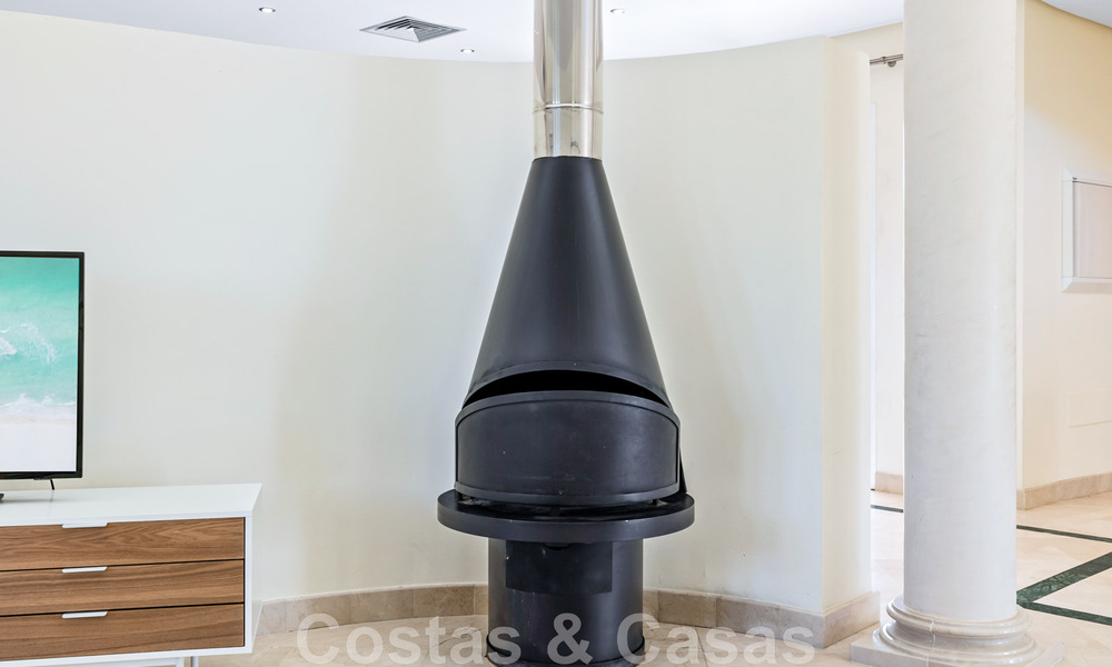 Amplia villa de auténtico estilo arquitectónico mediterráneo en venta con vistas al mar en un resort de golf de cinco estrellas en Benahavís - Marbella 46654