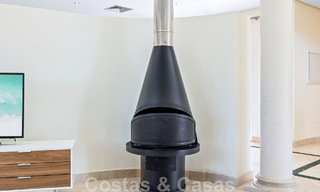 Amplia villa de auténtico estilo arquitectónico mediterráneo en venta con vistas al mar en un resort de golf de cinco estrellas en Benahavís - Marbella 46654 