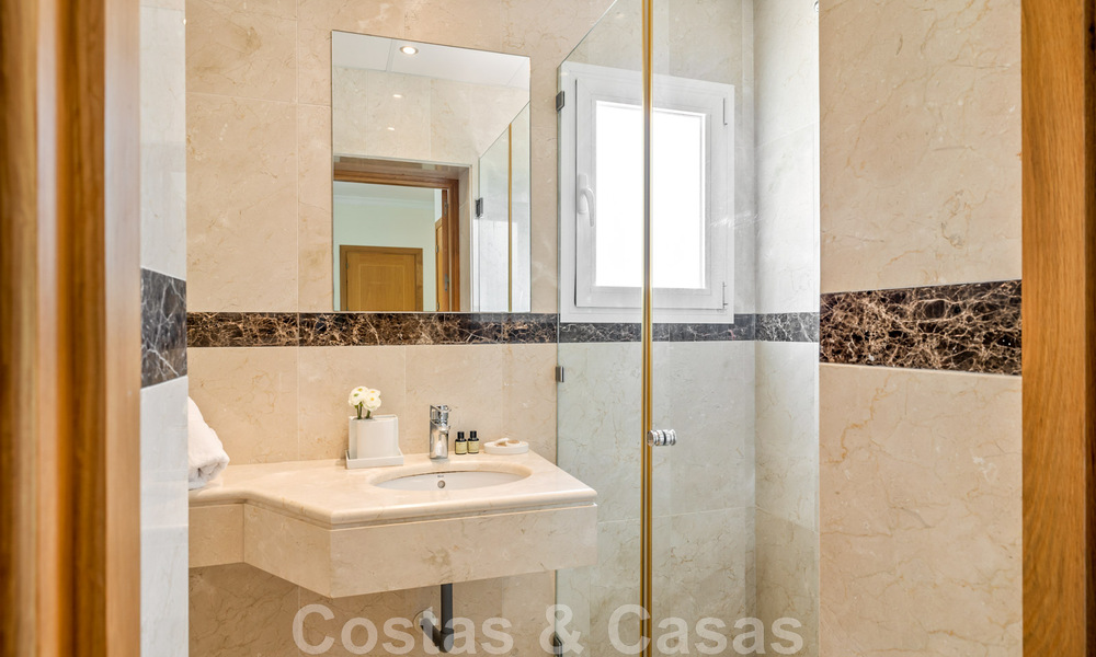 Amplia villa de auténtico estilo arquitectónico mediterráneo en venta con vistas al mar en un resort de golf de cinco estrellas en Benahavís - Marbella 46658