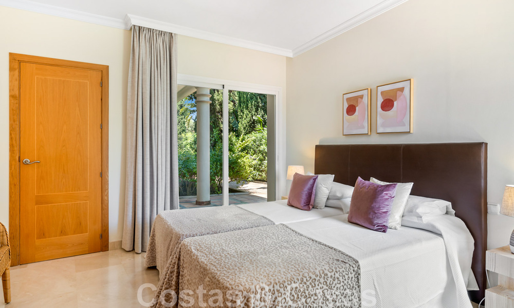 Amplia villa de auténtico estilo arquitectónico mediterráneo en venta con vistas al mar en un resort de golf de cinco estrellas en Benahavís - Marbella 46659