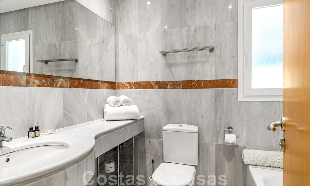 Amplia villa de auténtico estilo arquitectónico mediterráneo en venta con vistas al mar en un resort de golf de cinco estrellas en Benahavís - Marbella 46660