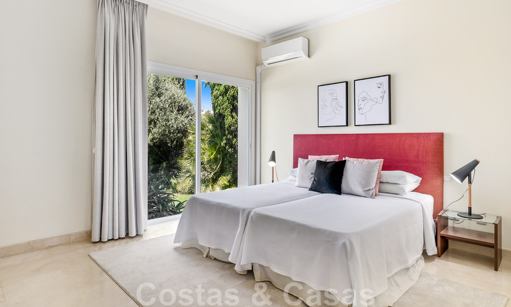 Amplia villa de auténtico estilo arquitectónico mediterráneo en venta con vistas al mar en un resort de golf de cinco estrellas en Benahavís - Marbella 46661